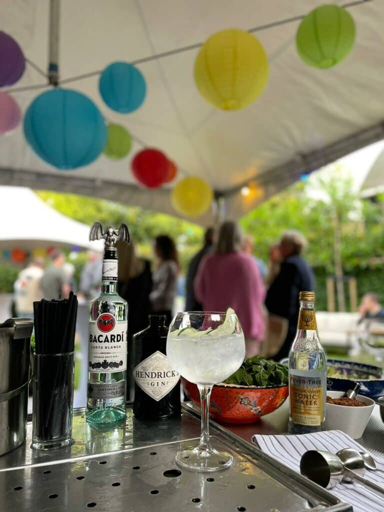cocktails op de bar in tent