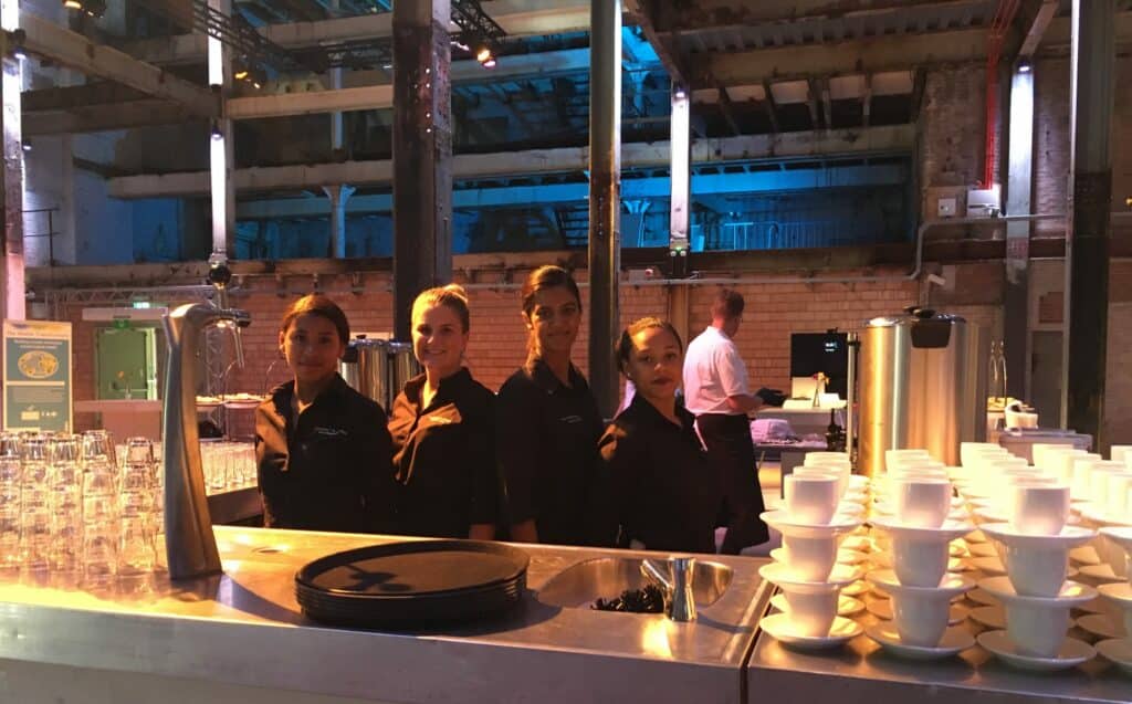 catering dames achter bar