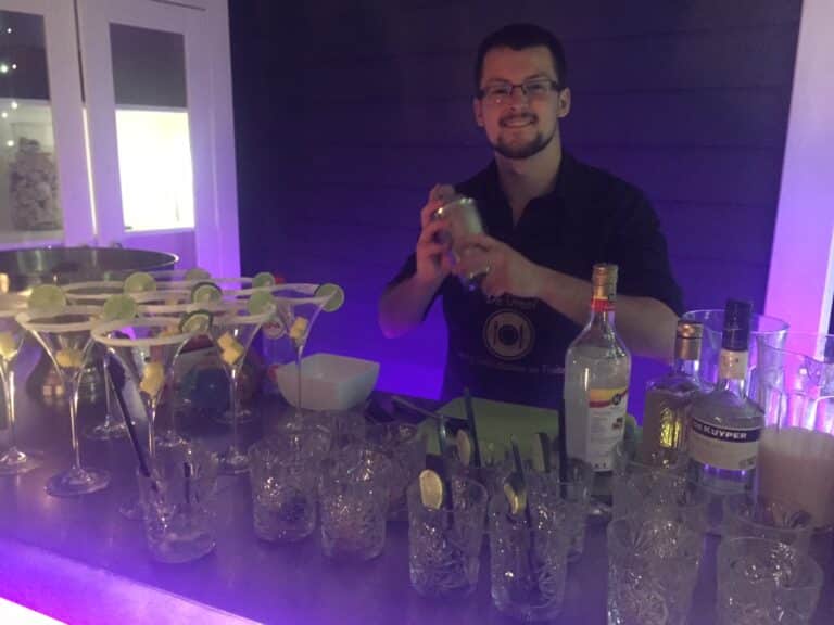 barman die cocktails maakt