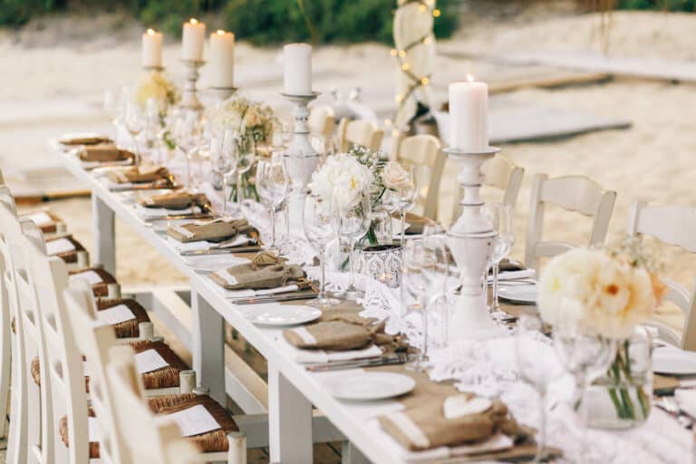 luxe gedekte tafel voor een bruiloft