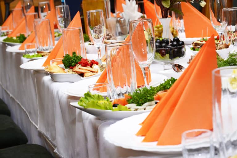 gedekte tafel met oranje servet