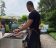 barbecue chef met vlees op de grill in tuin